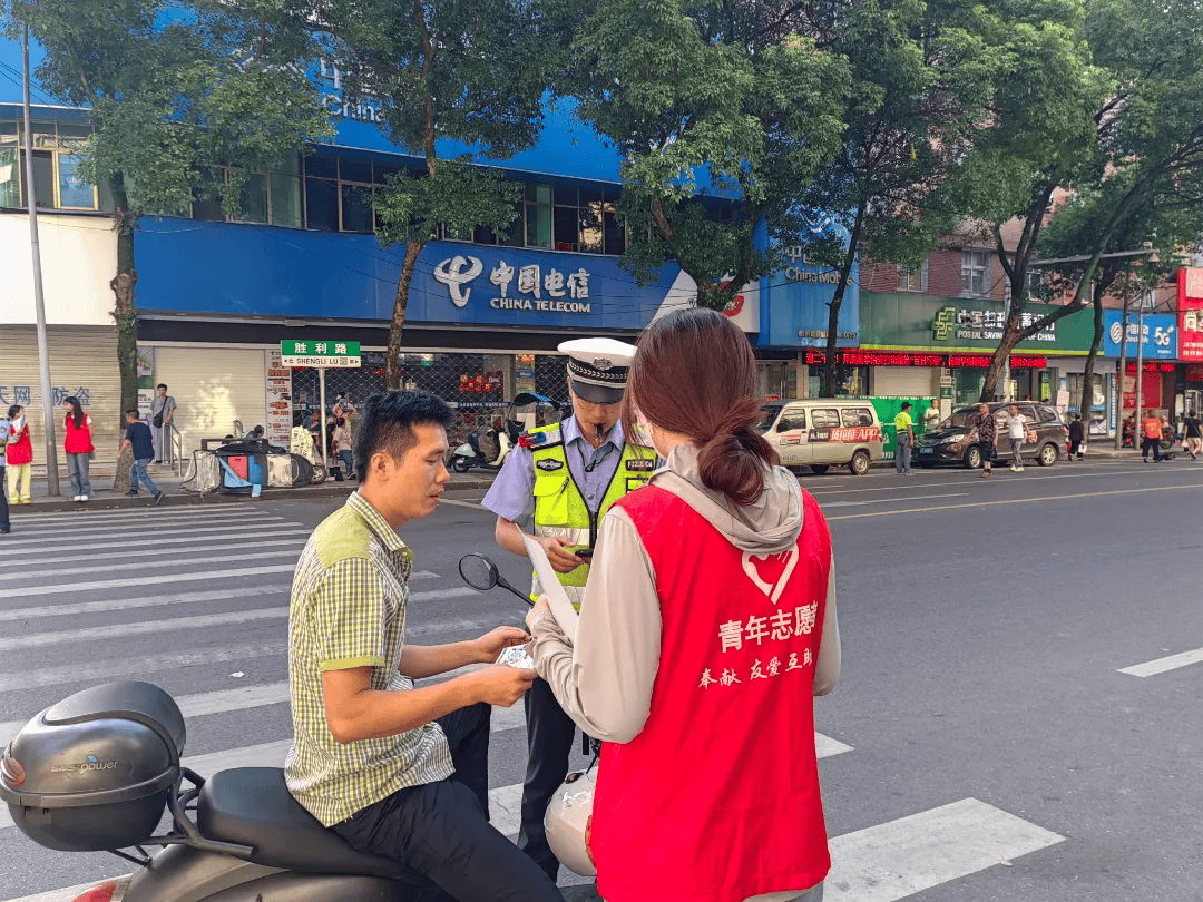 【基层动态】弋阳团县委组织青年志愿者开展道路交通安全志愿服务活动