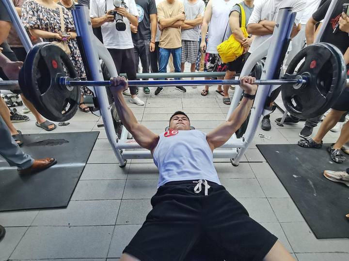 小个子打败大块头,卧推王比赛赢到最后的"大力士"只有63公斤