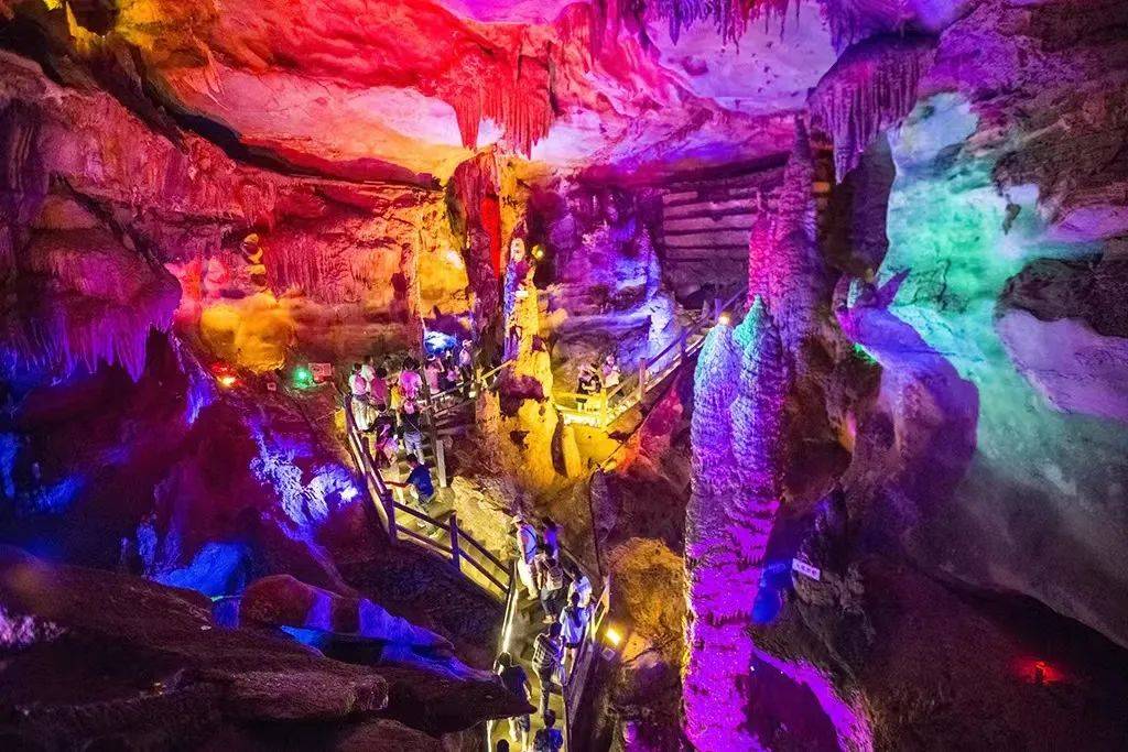 洞内有着形态各异,栩栩如生的石笋,石幔,石花,石瀑,石蔓等岩溶景观,还