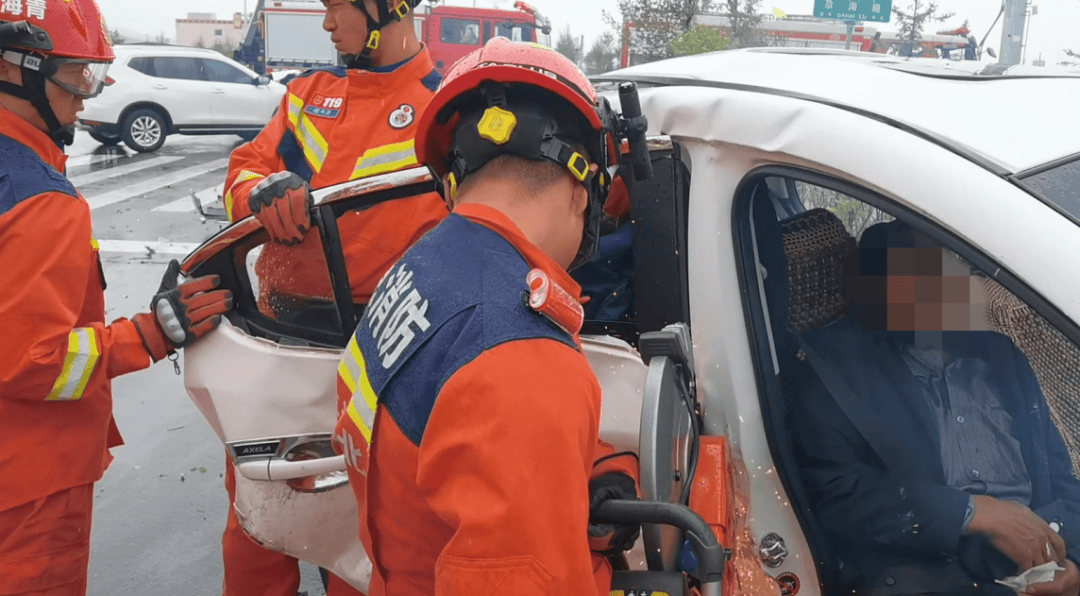 近日,青海发生多起车祸,均有人员被困_救援_进行_货车