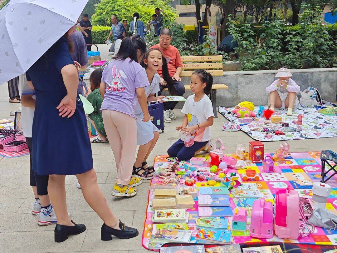 书籍与闲置物品跳蚤市场活动,鼓励大家将家中的低值可回收物进行置换