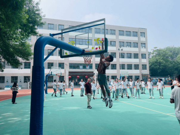 当日上午,可爱的校服熊排排守候,印有祝歆愿同学手书的"青春礼"文创袋