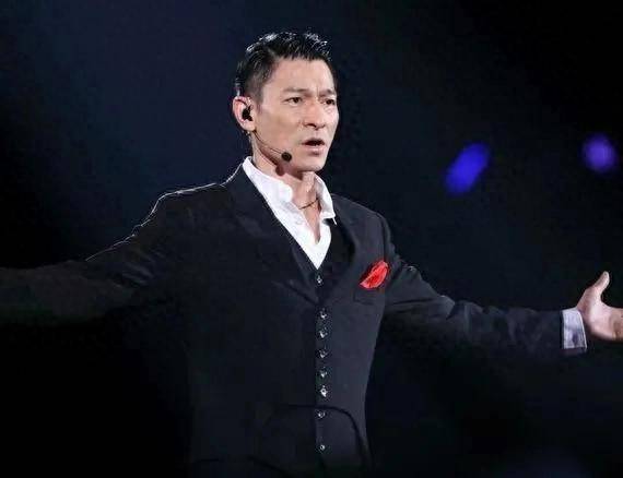 刘德华舞台惊魂时刻,63岁高龄仍挑战极限!妻子的支持让他泪洒现