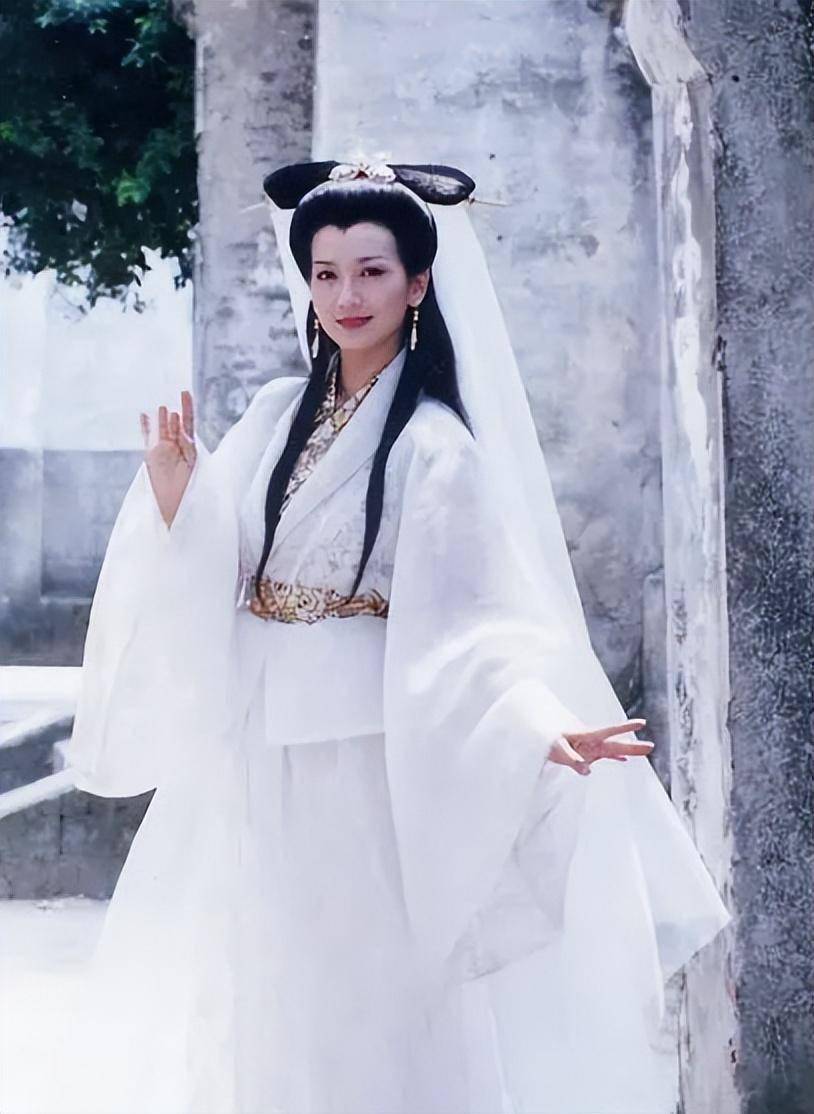 有不少网友说:那一年,叶童和赵雅芝主演的《新白娘子传奇》,让无数