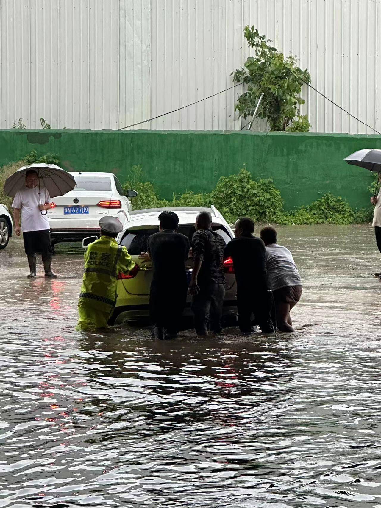 商丘暴雨中的"志愿红"