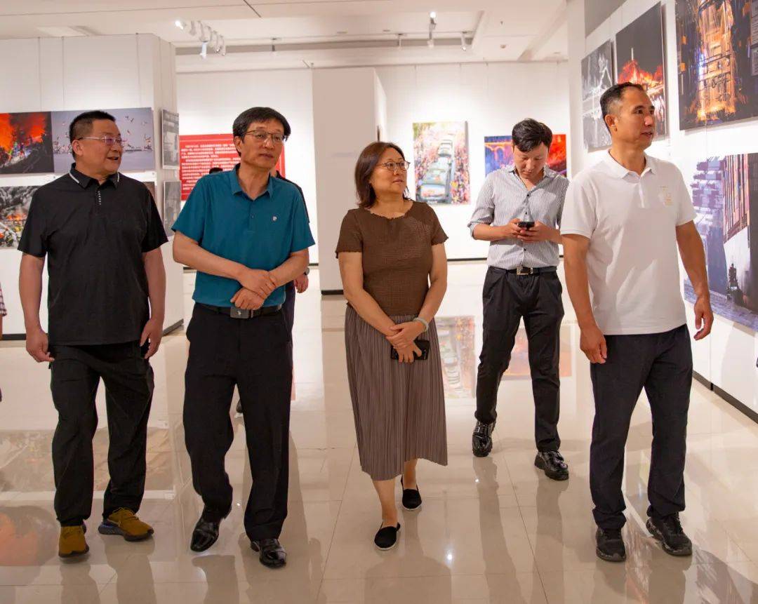 展览精品展内蒙古巡展首站在呼伦贝尔市开幕_摄影家协会_文化_丁伟