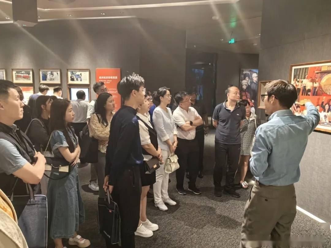 学员们参观阿里巴巴科技展厅,了解其企业文化,管理理念,电商平台运营