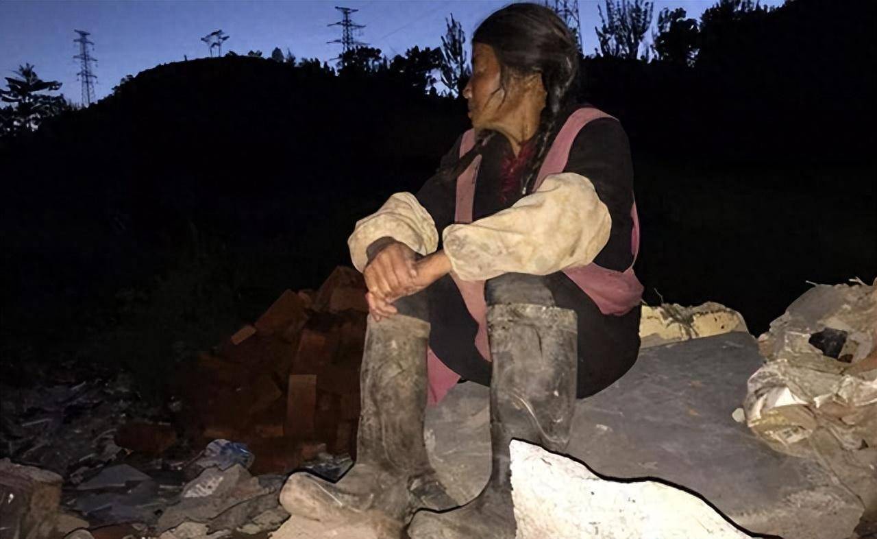 甘肃60岁流浪女人，捡垃圾5年建了一座城堡，建成后却“消失”了_张素英_小为_村民