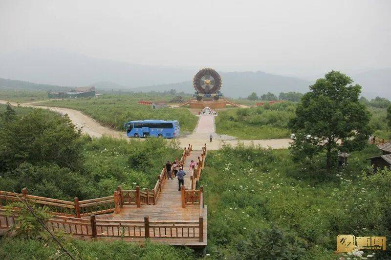 位于黑龙江省海林市长汀镇双峰林场"中国雪乡"景区内的羊草山,是一片