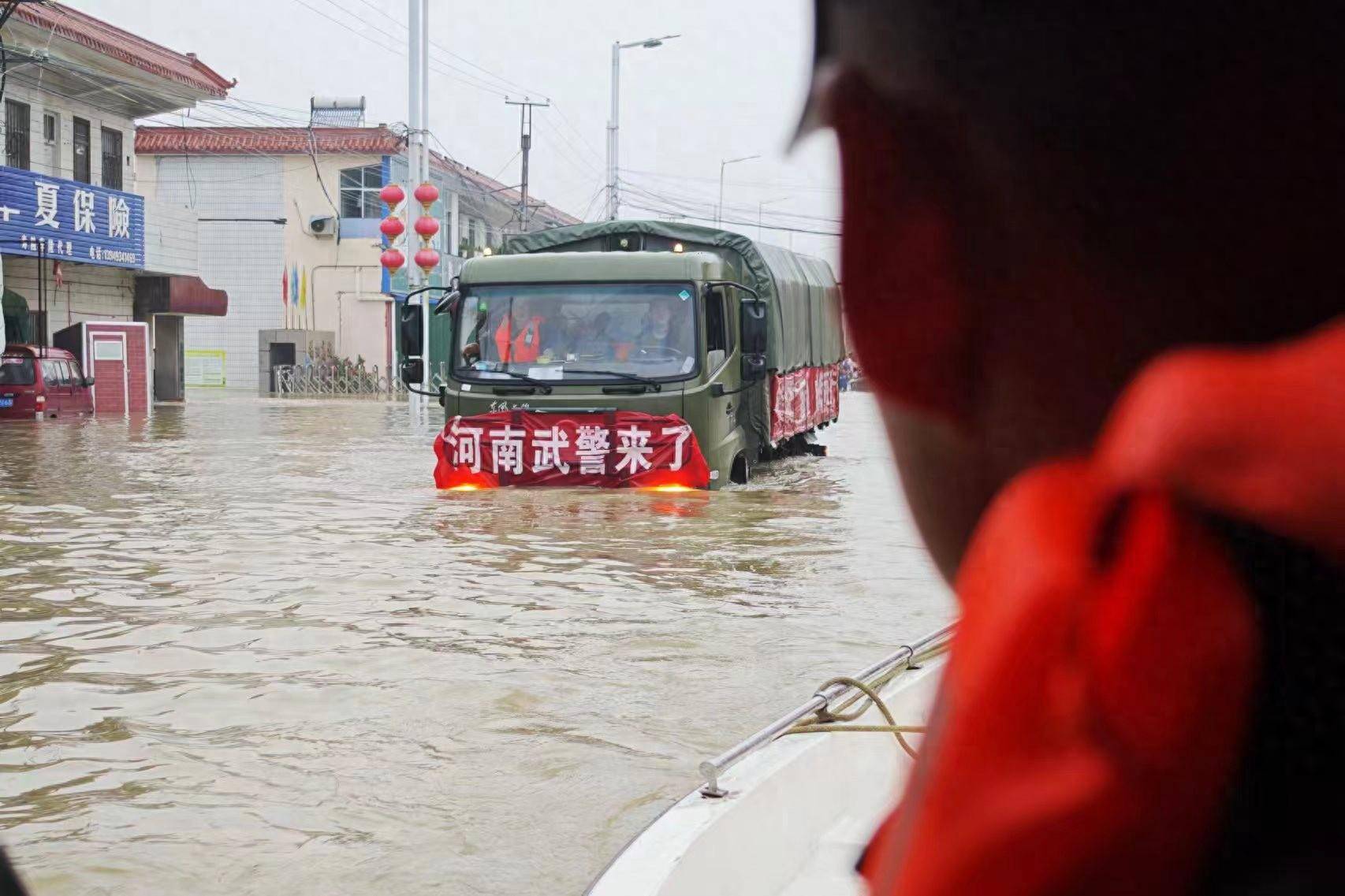 河南洪水军人图片