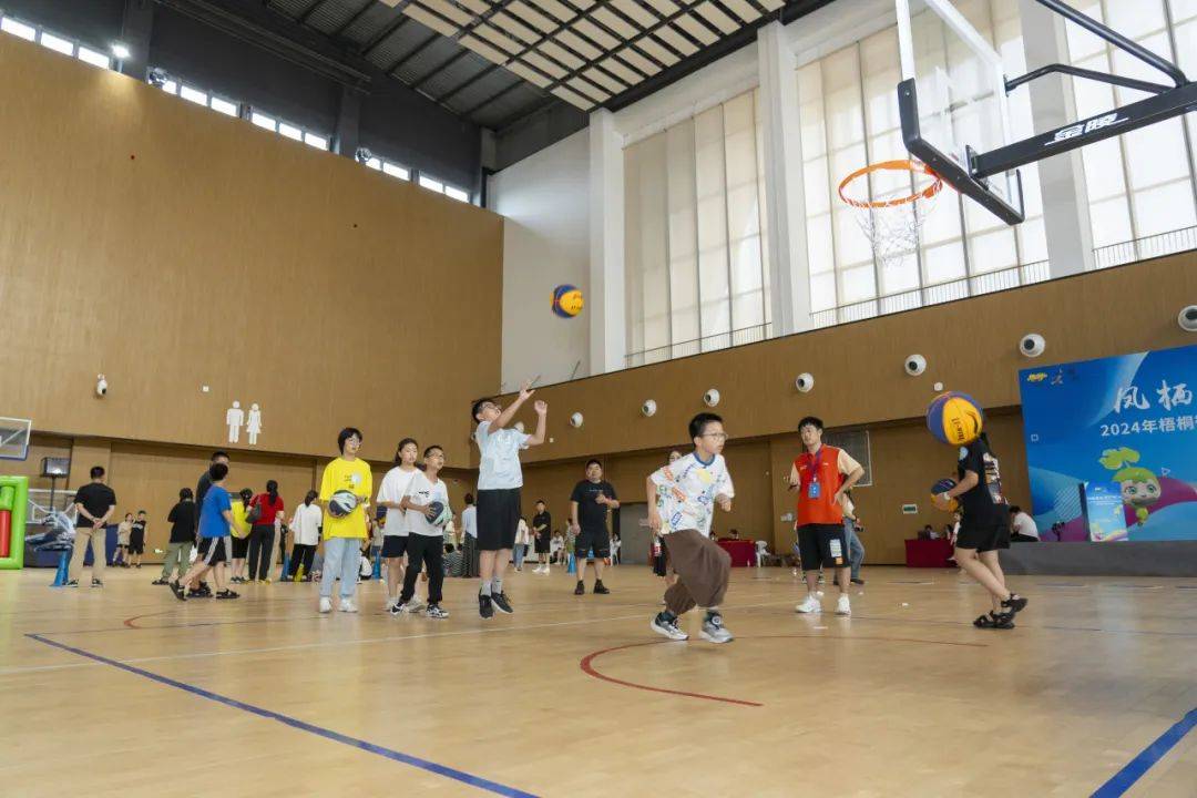 一场智慧与活力并蓄的欢乐盛宴在李宁体育园火热进行……桐乡青少年们