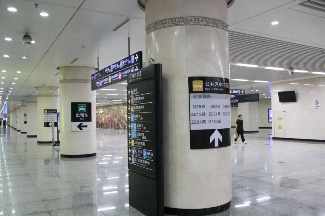 即可来到公交站点沿着指示牌方向一直走可以看到引导指示牌乘扶梯下到