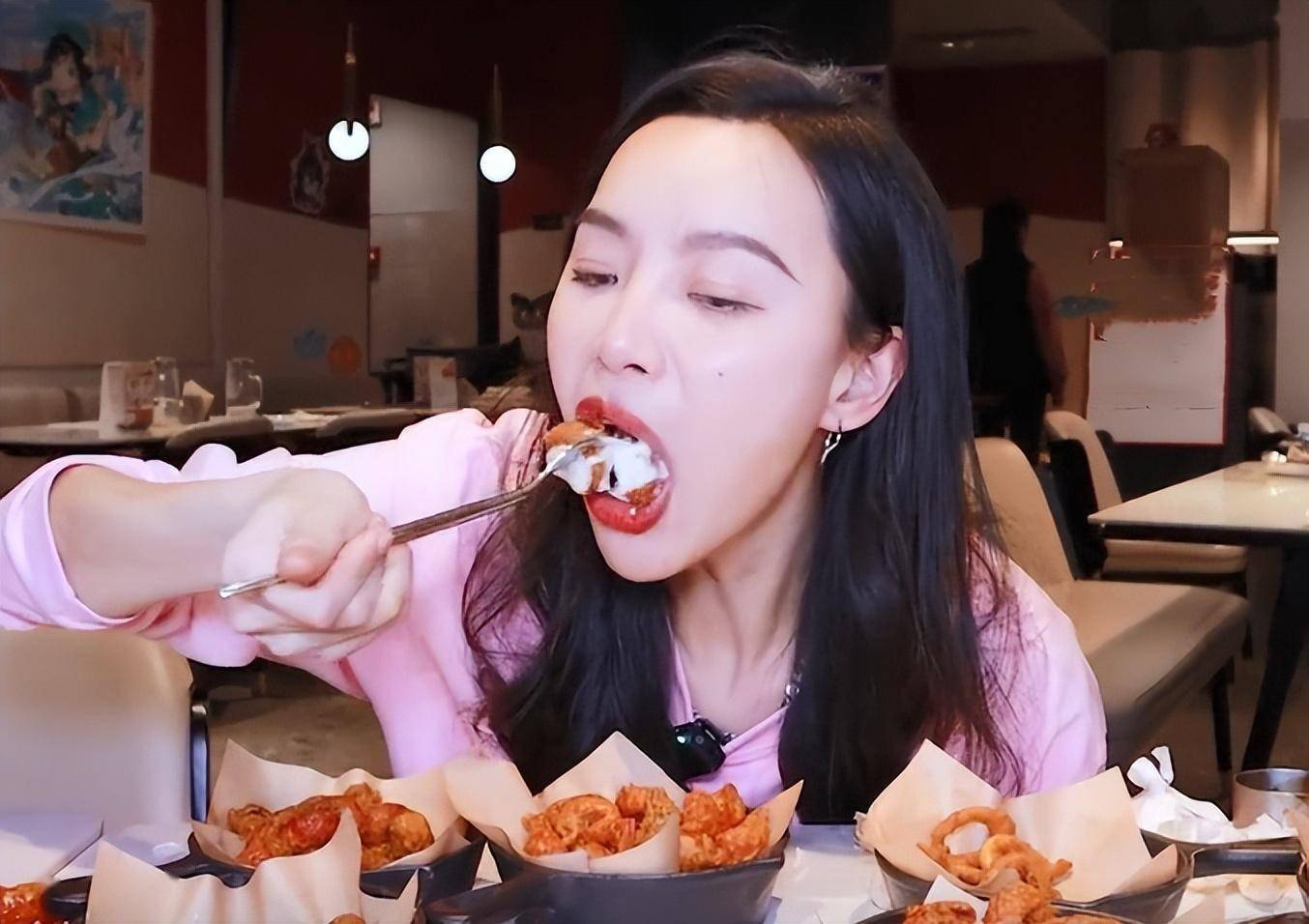 小贝饿了终于受到惩罚了!月子期间乱吃喝,导致子宫复旧不良!