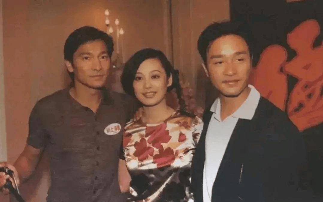 但她的努力没有白费,24岁的她和知名演员张国荣,刘德华一起合作《新