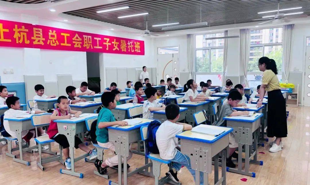县总工会女工委为帮助解决职工子女暑假看护难题,在上杭县育才幼儿园