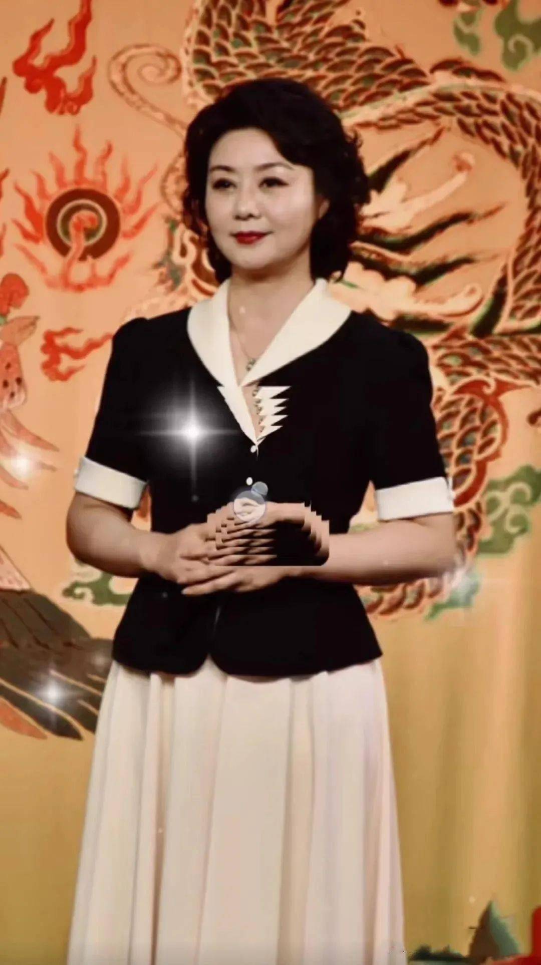 58岁李胜素自然发福,穿裙子也难掩胯宽臀大的缺点,但她穿着端庄得体