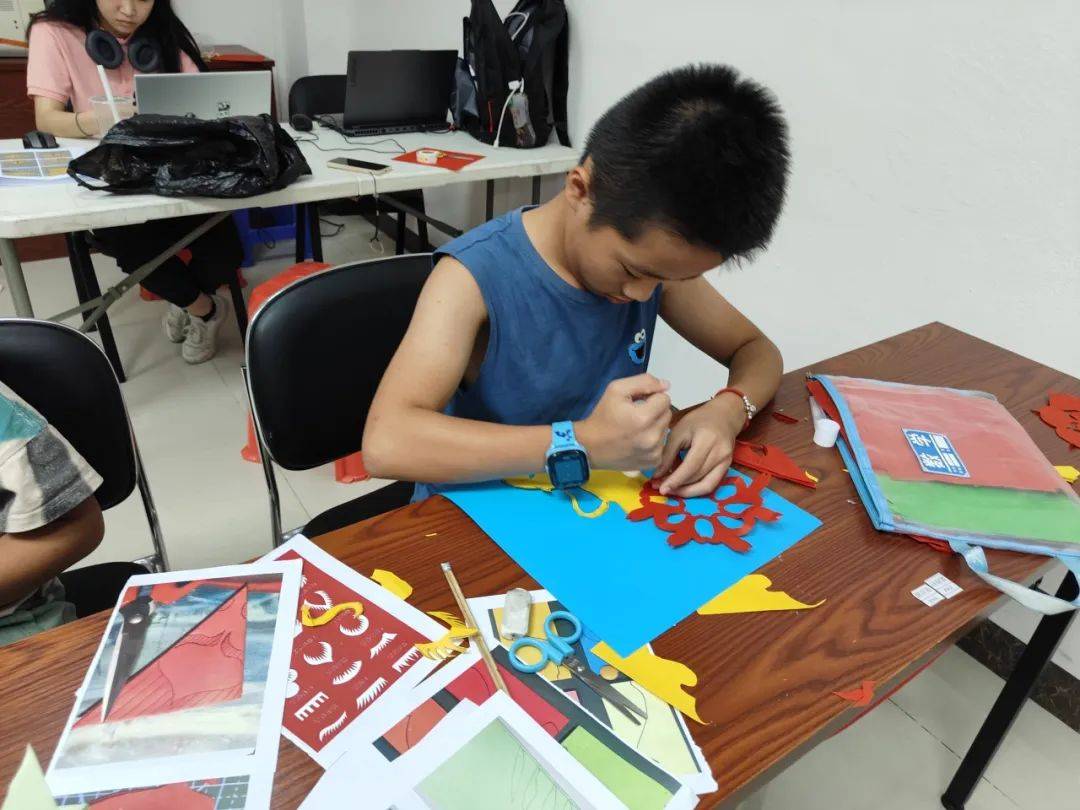 百千万工程—"艺"路童行支教志愿服务队石楼青年之家剪纸课堂开课啦