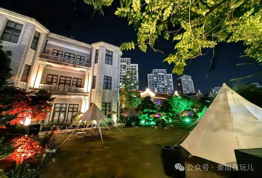 公馆没有开放 开放的是花园部分草地布置灯光座椅 名 一米花园>此时园