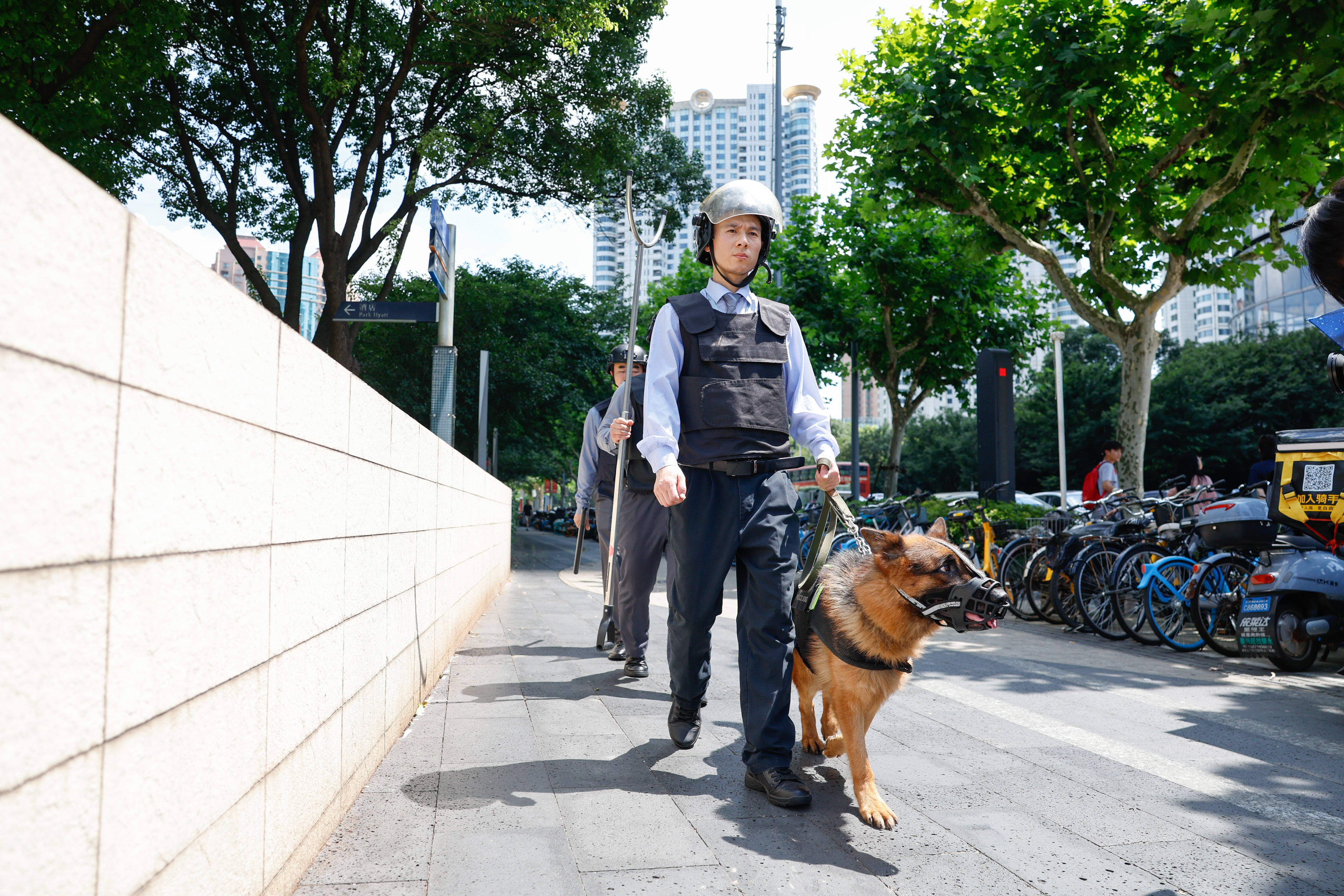 🌸法治日报【494949澳门今晚开什么】_共绘城市温情画卷—青岛经济技术开发区慈善总会开展关爱马路天使项目慈善救助活动