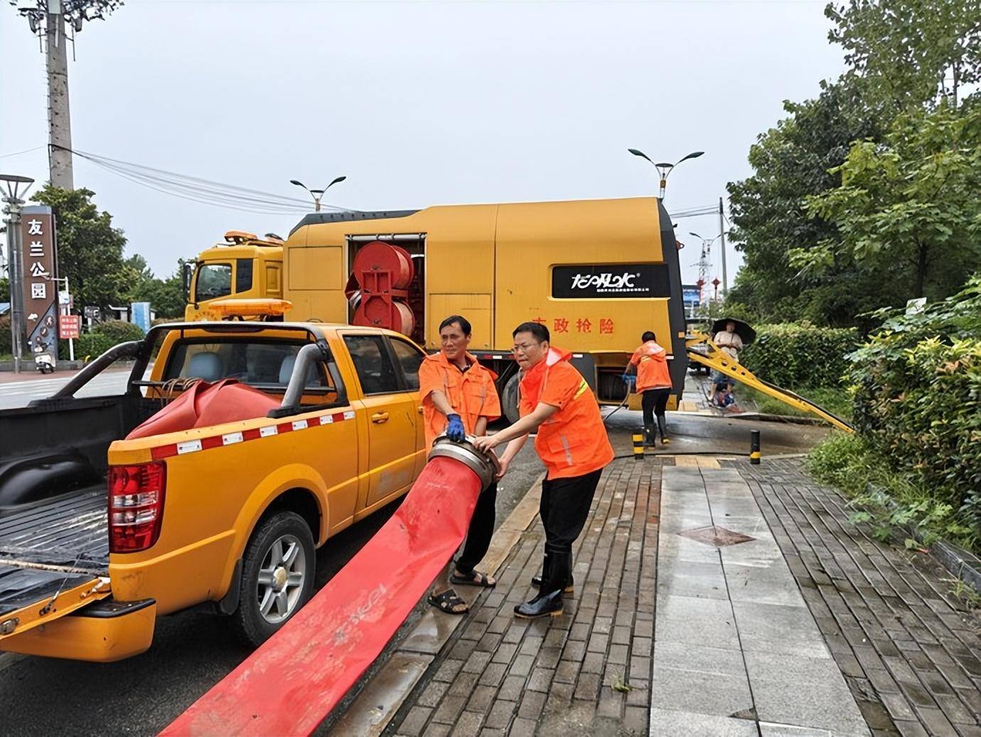 郑州驰援南阳5台"龙吸水"一天排水约5万吨