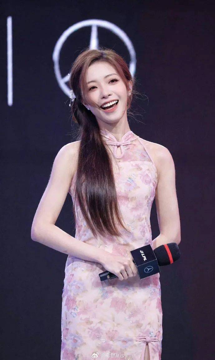 至臻版太好看了!lpl主持希然晒美照