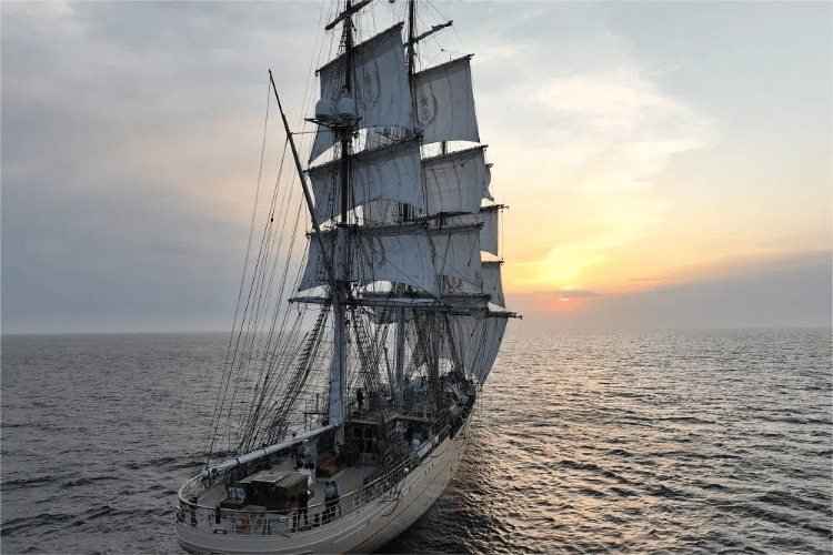 首次亮相国际大型活动,解放军三桅帆船"破浪"号是怎样的存在?