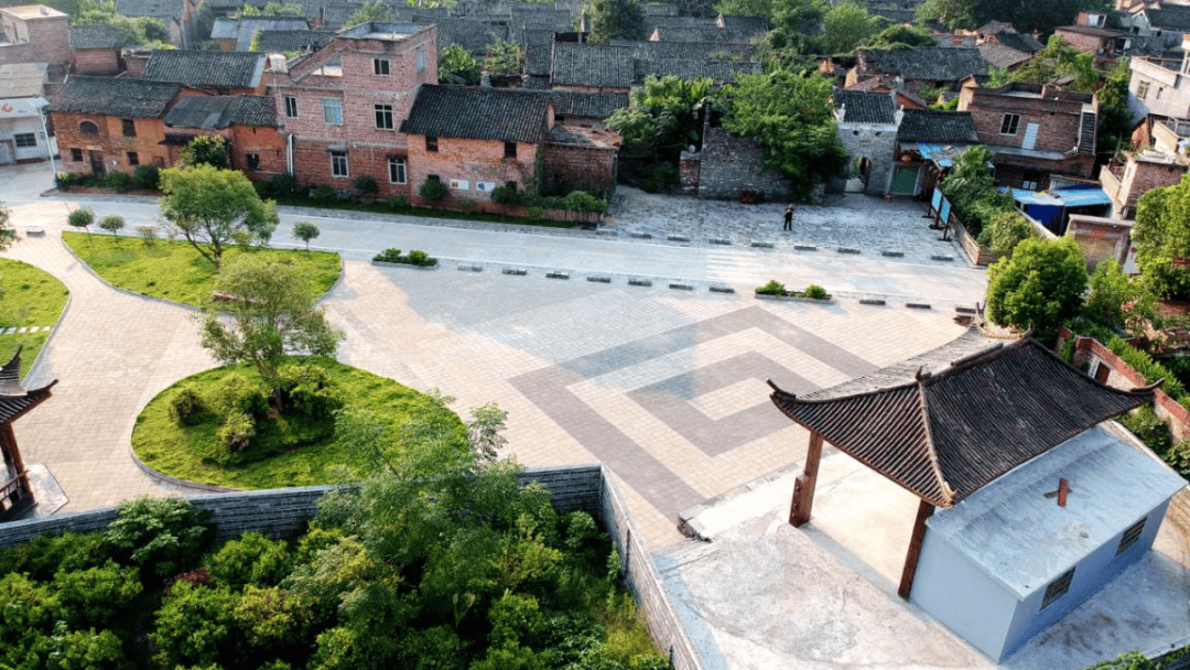 西岸镇东村素有"广东地下第一河"之称,被誉为"中国洞穴奇观",藏在山势