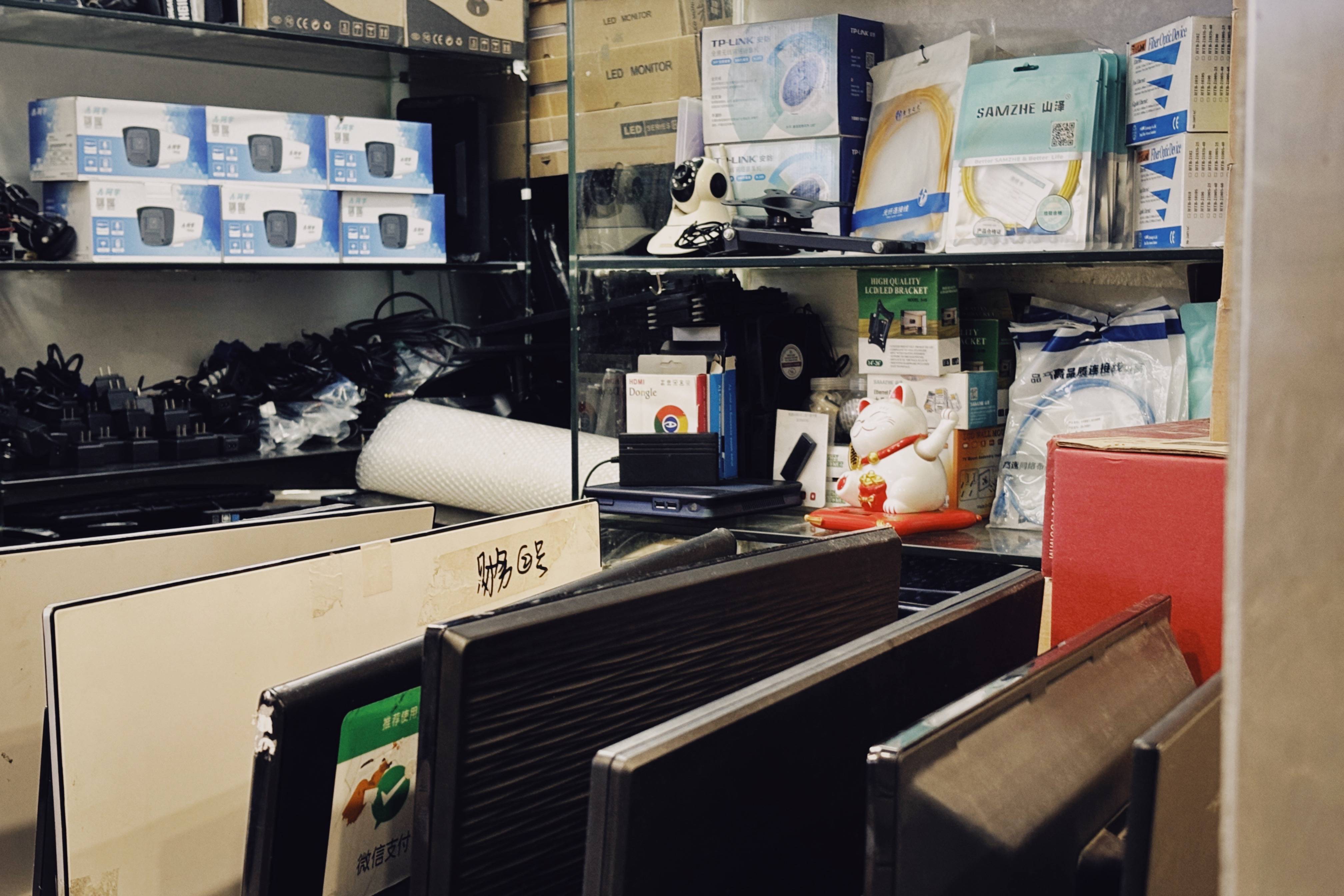 而是一台台款式"复古"的电脑屏幕,和只剩c面框架与主板的"断头"笔记本