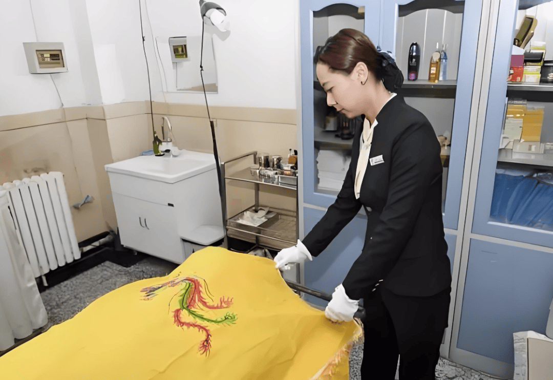 为何不能用手触摸逝者遗体？入殓师：不是迷信，就算亲人也不行