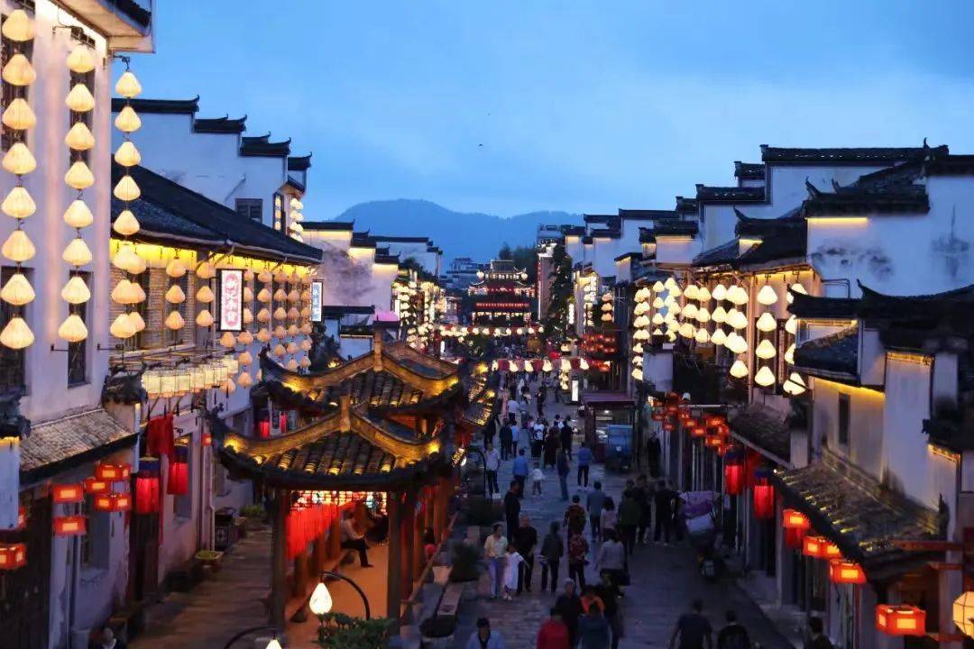 当夜幕降临,随着锣声响起,黟县古城犹如被施以魔法,万盏花灯一起点亮