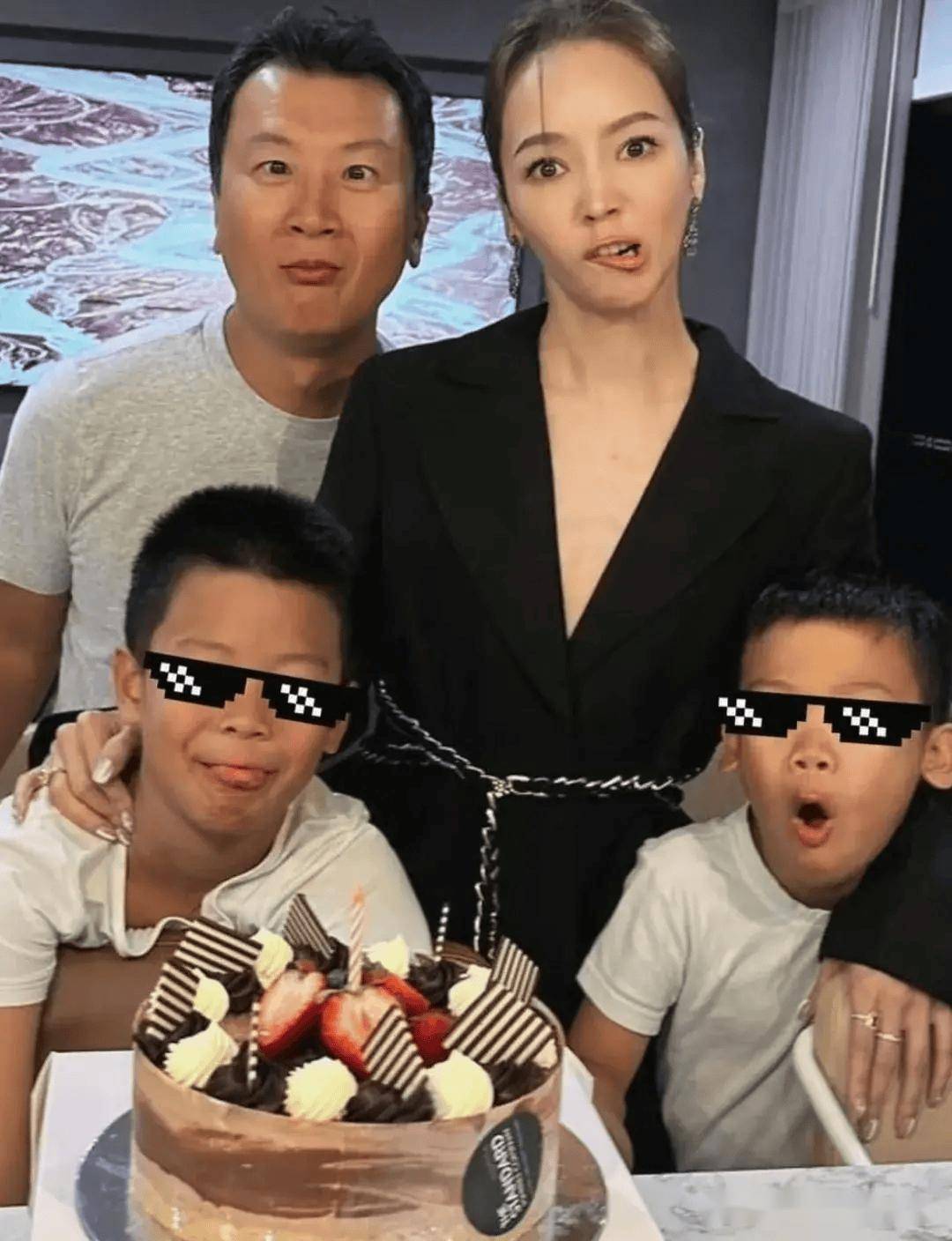 好在她老公是个好帮手,男方婚后一直宠着她,遇事也是让着女方,侯佩岑