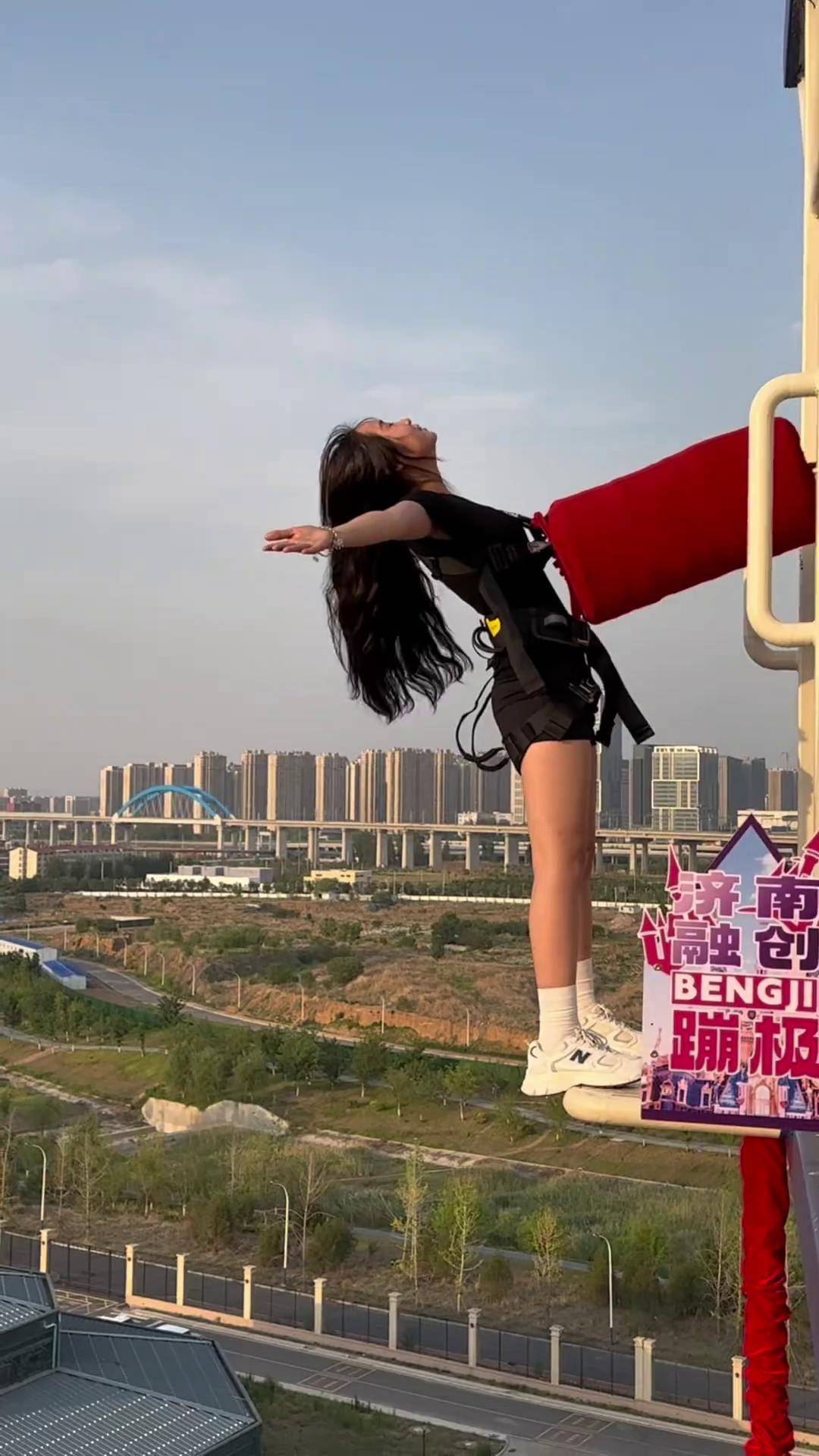 这么美的的蹦极你还在等什么一生出片的中国女人 济南蹦极济南融创