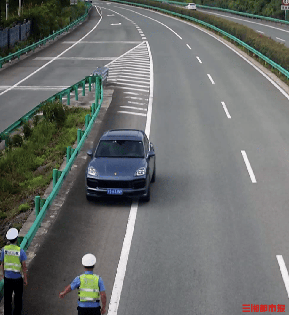 最快出警又"上新"!女子高速刚倒完车,前方出现两名交警