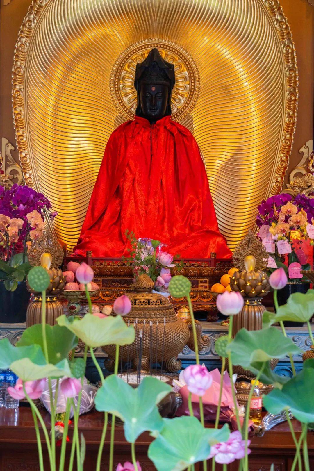 内供奉了精美的插花观世音菩萨圣像披上了红袍上海玉佛禅寺观音殿内观