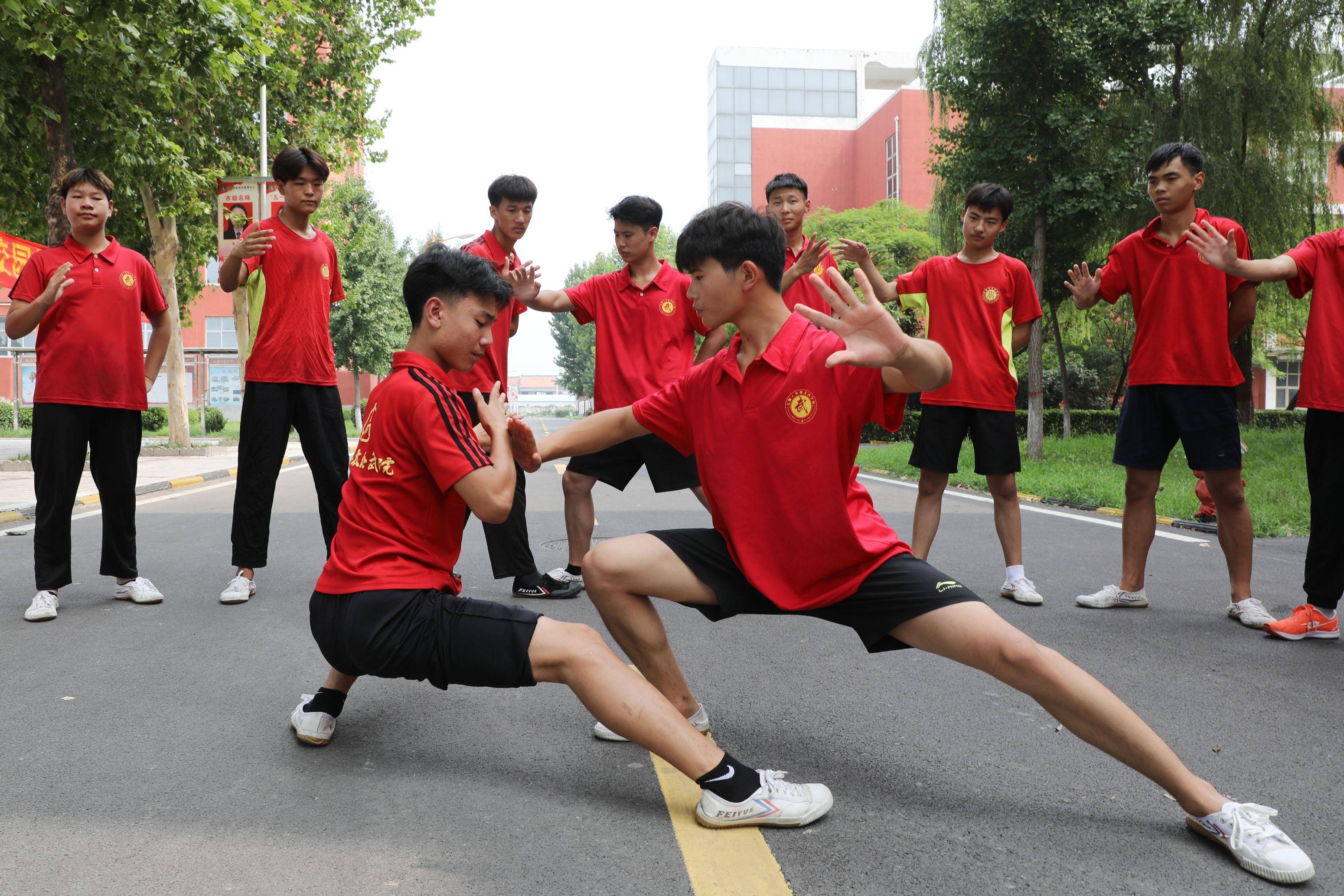 7月12日,温县一家太极拳武校的学员在习练太极推手.