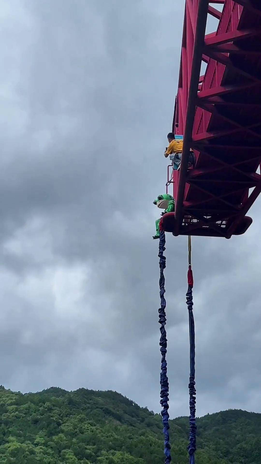 大哥你绝对是来搞笑的,一定看到最后!搞笑蹦极蹦极