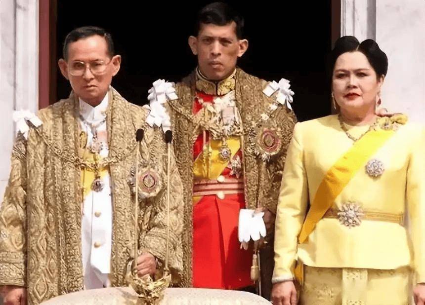 2014年泰国绝色王妃脱光衣服,趴在地上给狗喂食,曝光后被迫出家_国王