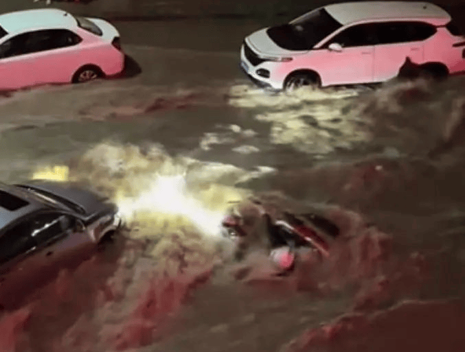 车辆涉水被困2021年8月16日,北京市海淀区出现局地强降雨过程,旱河路