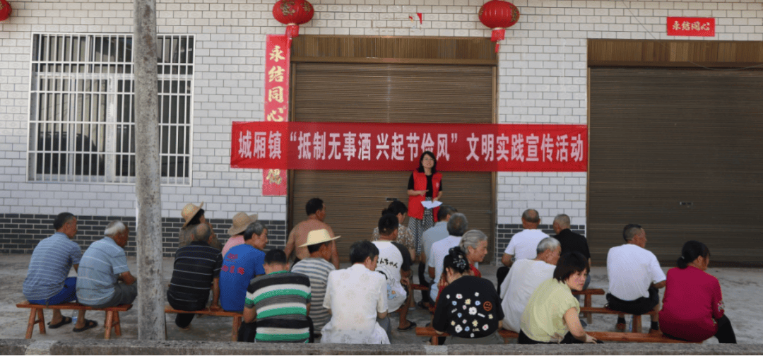 7月23日,文峰镇新时代文明实践所开展环境卫生整治活动,志愿者对街道