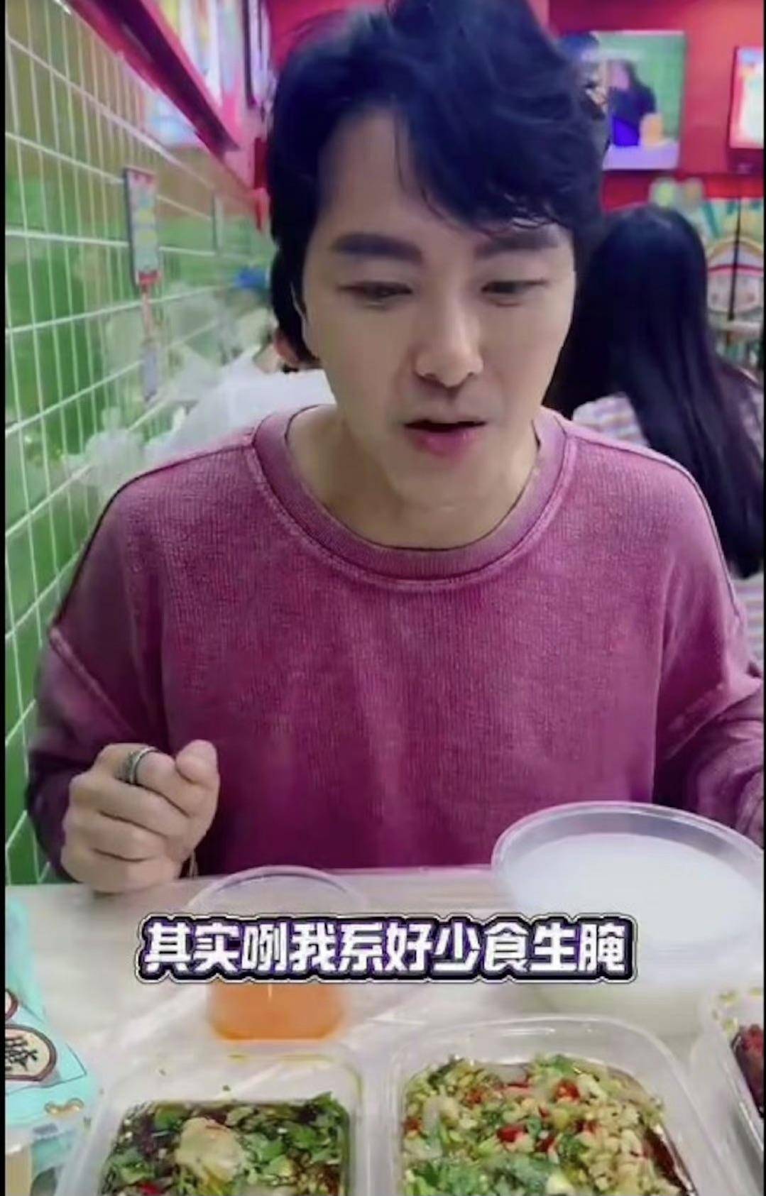 tvb小生萧正楠内地被偶遇!路人将其认错,本人高情商化解尴尬