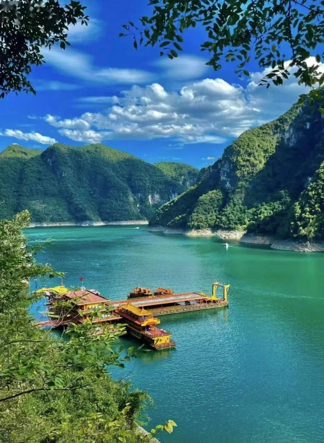 比成都更松弛,5块钱嗦面,200 住江景房,这座诗人笔下的山水小城,太会"