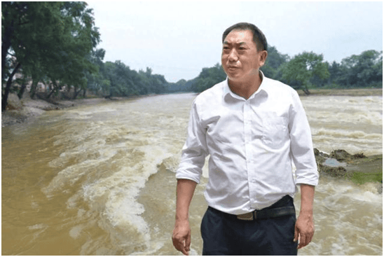 朱如新不止一次以身犯险为救群众村民王金众说朱镇长就让我踩着他的