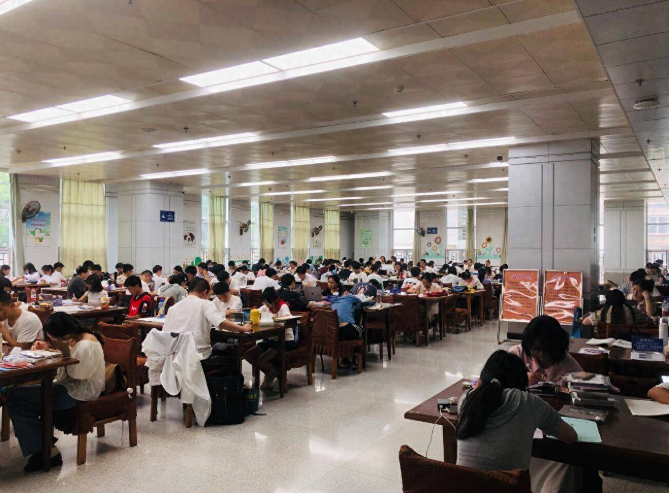 暑期昆明图书馆"学霸"集结 自习室一座难求