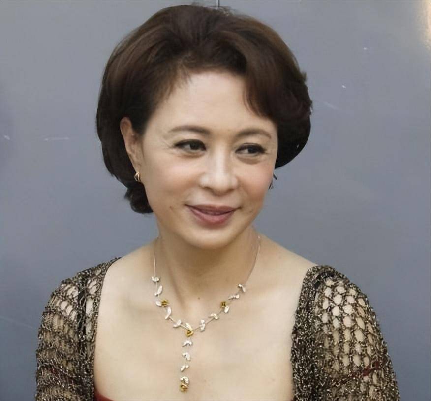 她是国家一级演员，与富豪结婚37年零绯闻，儿子帅气是她的骄傲