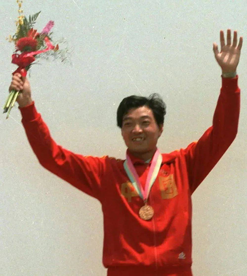 奥运会| 新华社评论:40年,在首金的投影里,看见中国!