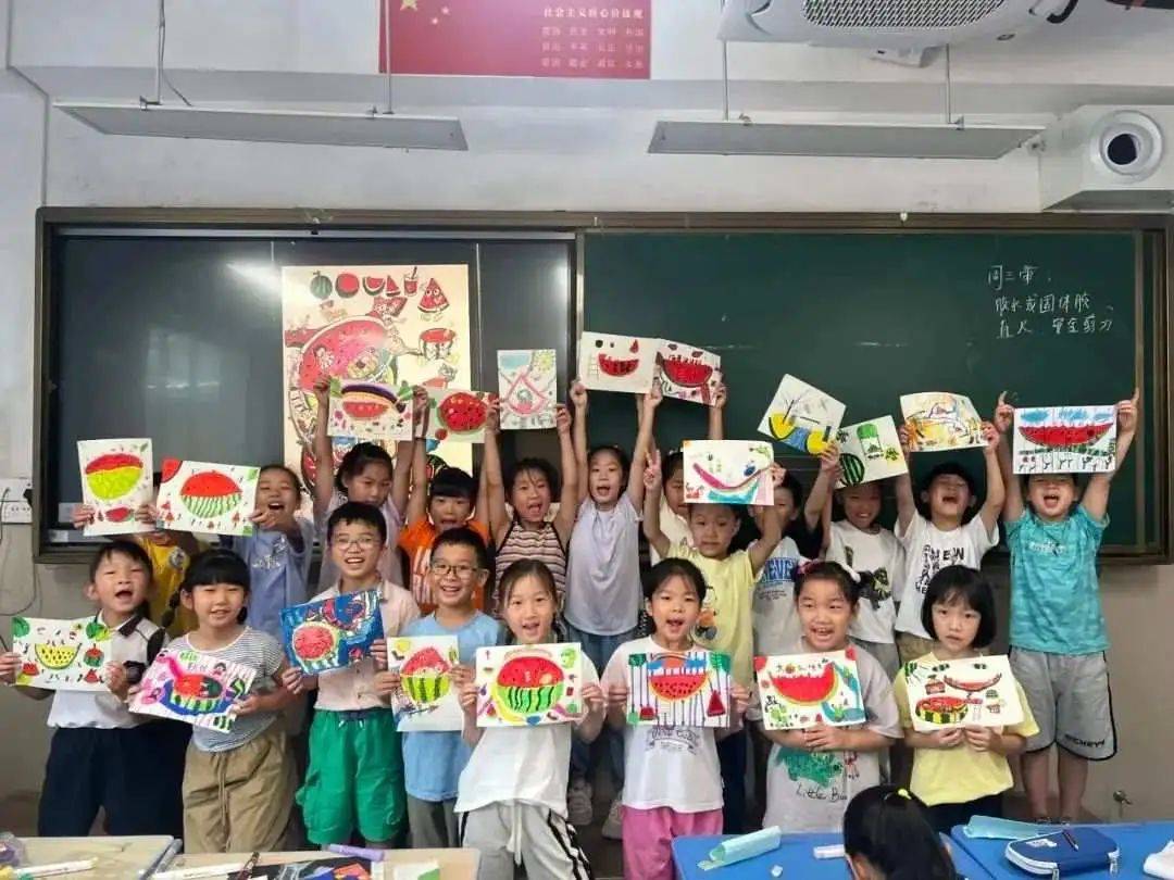 在温州市马鞍池小学的欢悦排球课程中,孩子们以游戏为媒,轻松掌握