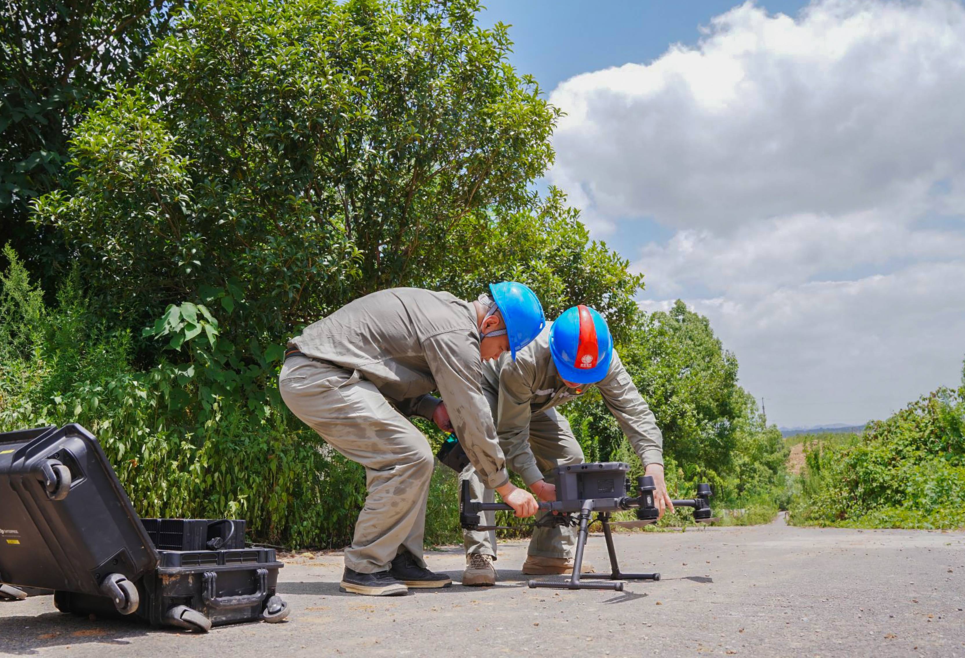 降温冰马甲,三种无人机上阵,高温电力巡检用科技手段为电力人员解暑
