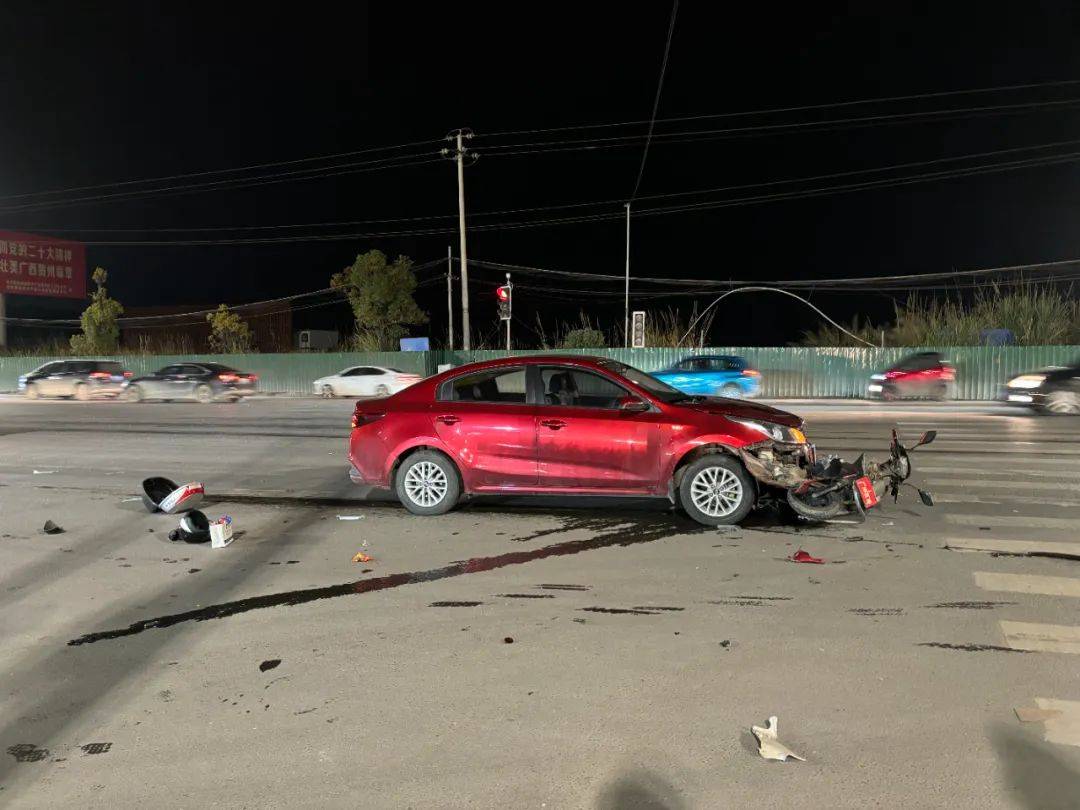 事发贺州!一男子骑二轮车闯红灯被撞抢救无效身亡