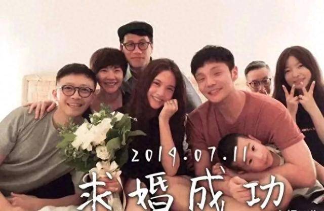 李荣浩杨丞琳演唱会用情侣麦克风,结婚5年没有办婚礼,正常吗?