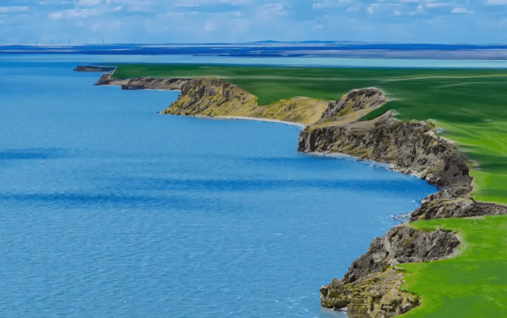 东北向西南,流经著名的呼伦贝尔大草原,注入呼和诺尔湖后汇入海拉尔河
